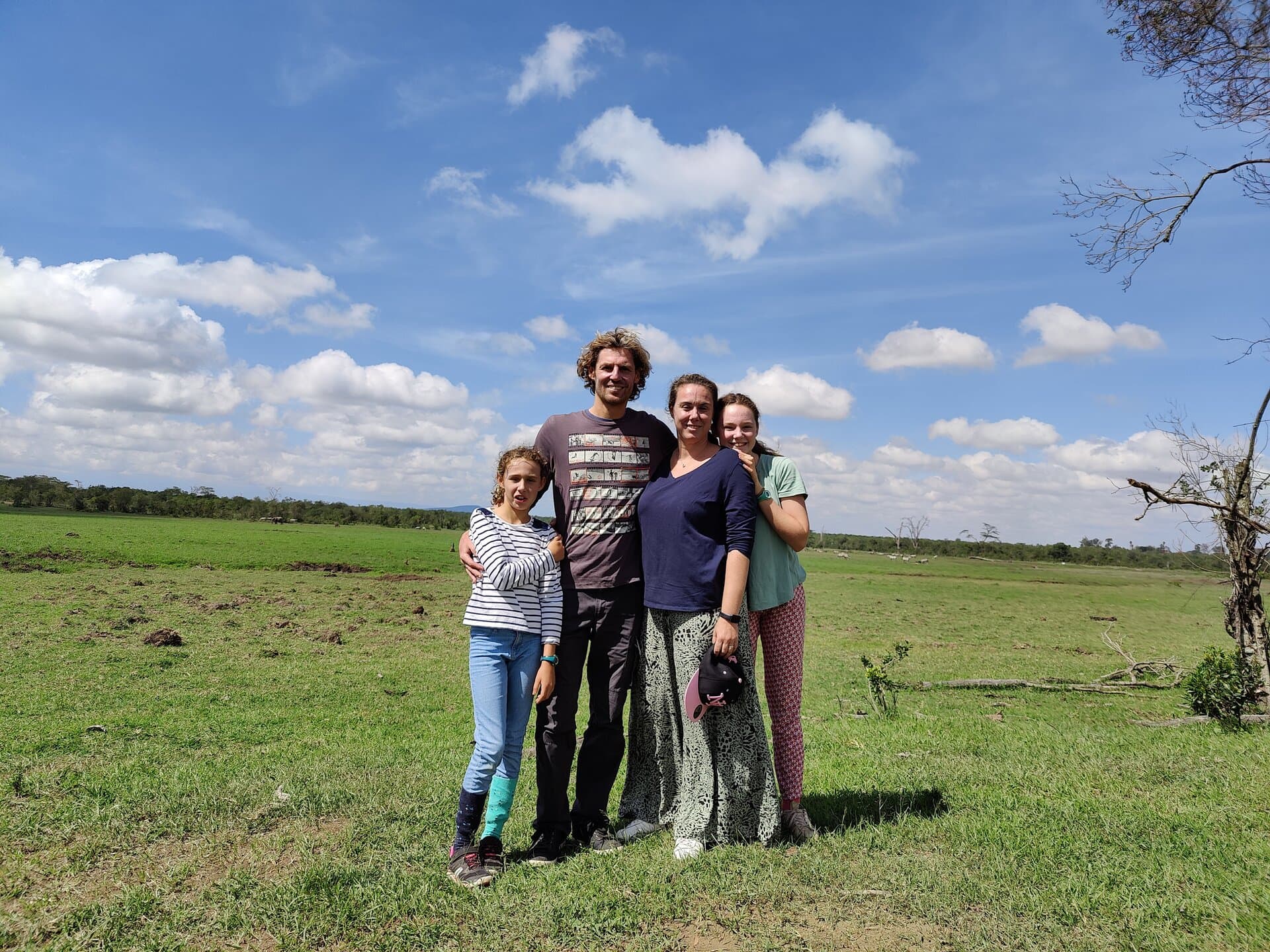 La famille au complet dans la prairie