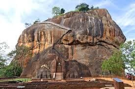 Marche à travers la forteresse de Sigiriya
