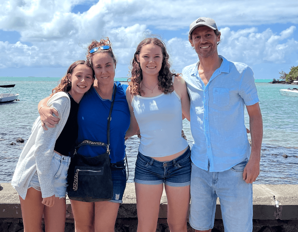 La famille au complet dans la prairie